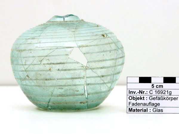 Gefäßfragment mit Fadenuaflagen