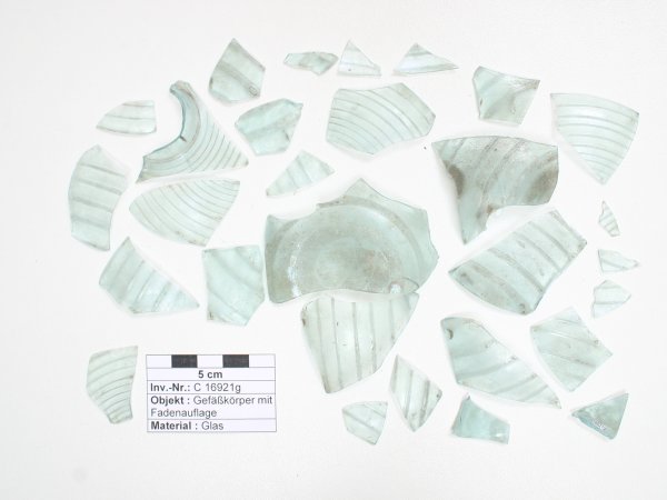 Gefäßfragment mit Fadenuaflagen