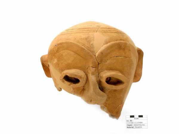 Gesichtsverzierte Keramik/Maske